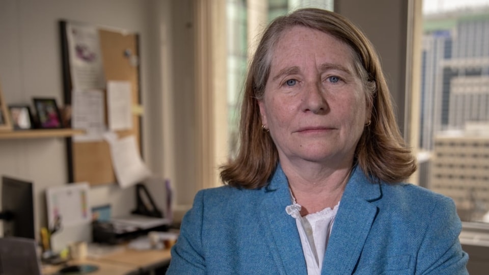 Lise Martin, directrice générale d'Hébergement femmes Canada regarde la caméra.