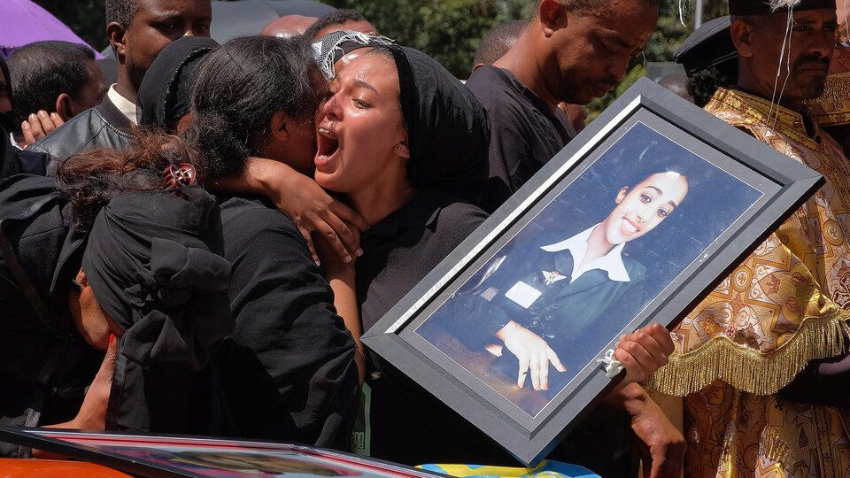 Une femme pleurant la mort d'une proche lors de la cérémonie qui a rendu hommage aux 17 victimes éthiopiennes de l'écrasement du Boeing 737, dont huit membres d'équipage et neuf passagers.