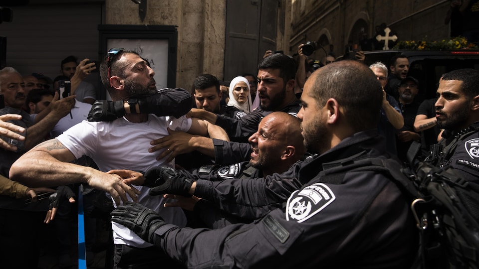 Des policiers affrontent des participants aux funérailles de la journaliste Shireen Abu Akleh.