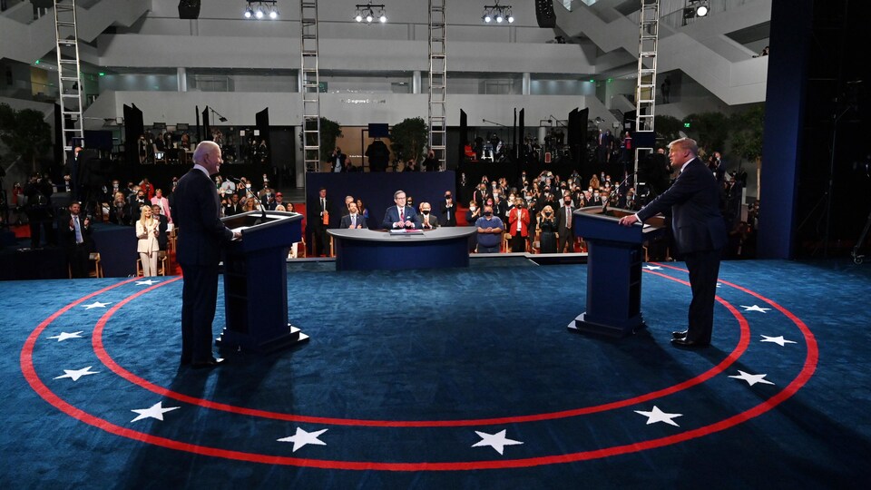 Donald Trump et Joe Biden font face au modérateur Chris Wallace.