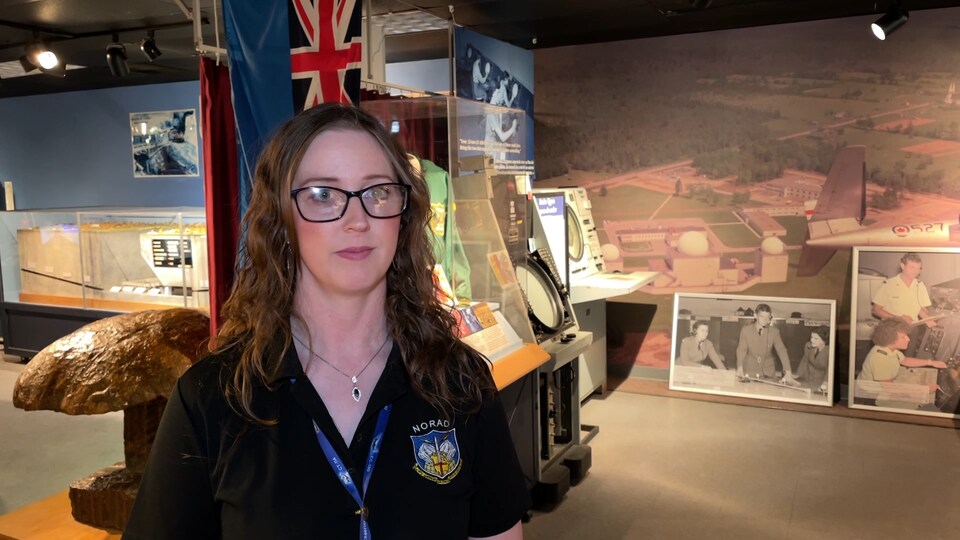 Bethany Aitchison devant des photos historiques. 
