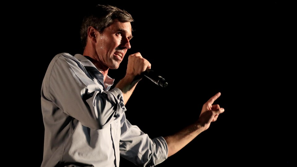 Beto O'Rourke parle sur scène dans un micro.