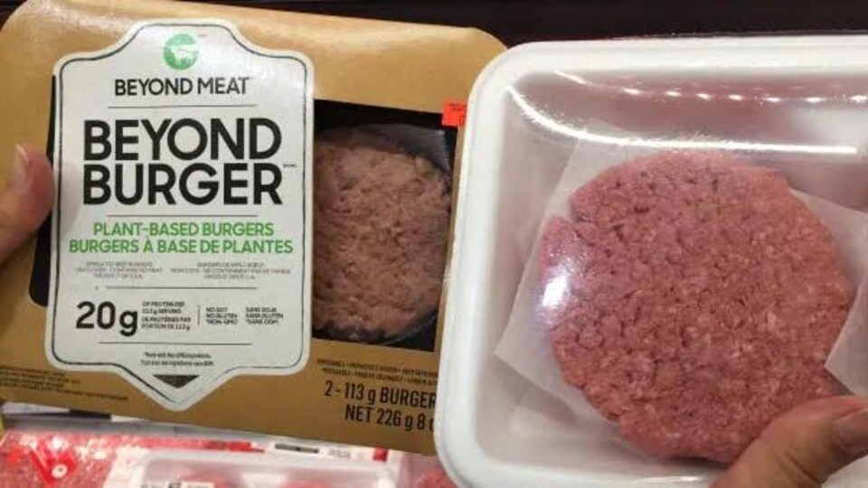 Un paquet de Beyond Burger à côté d'un paquet de boulettes de boeuf haché.