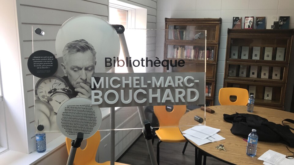 Une affiche à l'effigie de la bibliothèque Michel Marc Bouchard