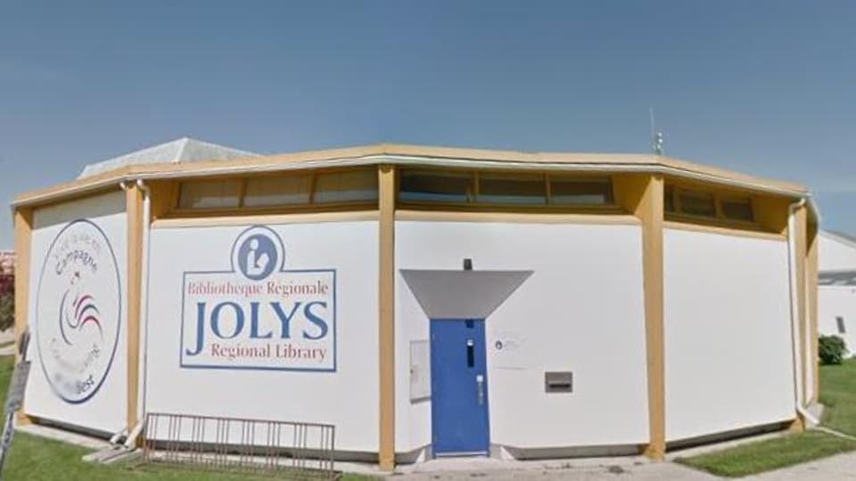 Un bâtiment sur lequel il est inscrit Bibliothèque Régionale Jolys.