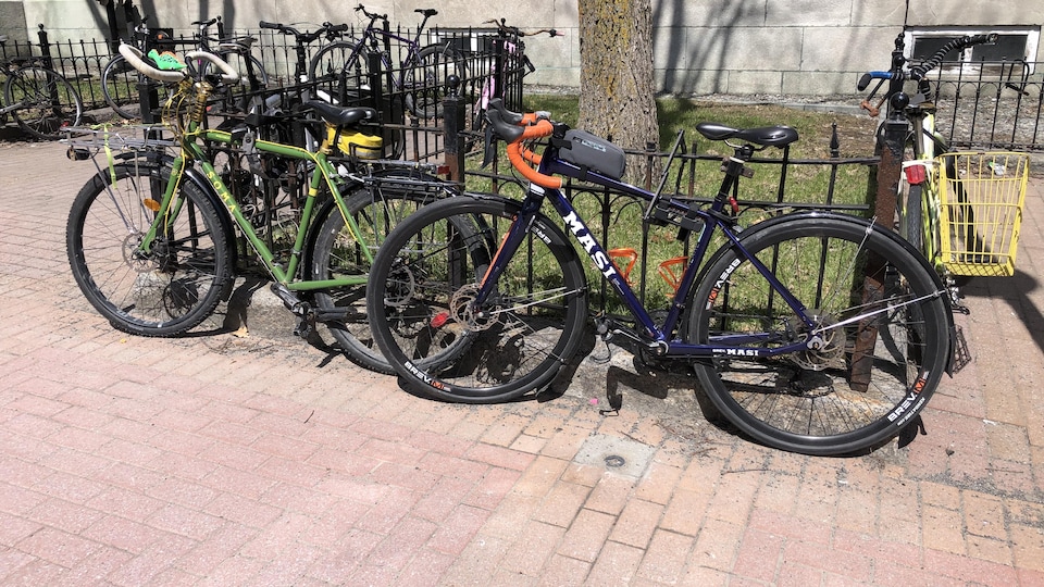 Des vélos accrochés à une clôture.