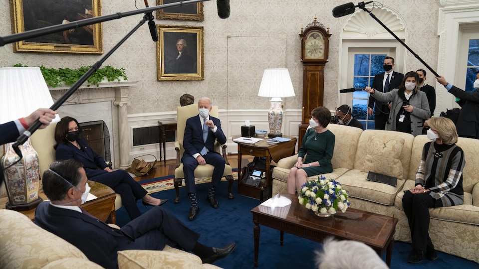 Joe Biden et Kamala Harris, à la Maison-Blanche, font face à Mitt Romney, Susan Collins et Lisa Murkowski, tous assis.