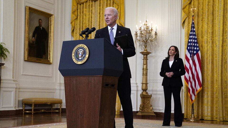 Joe Biden prend la parole à la Maison-Blanche, devant un micro avec Kamala Harris en arrière-plan.