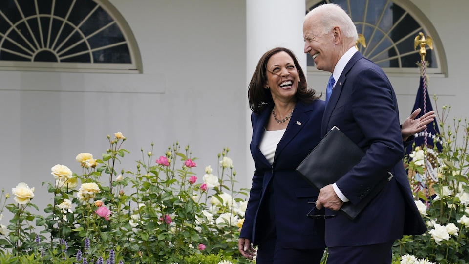 Joe Biden et Kamala Harris, arborant un large sourire et marchant côte à côte dans la roseraie de la Maison-Blanche 