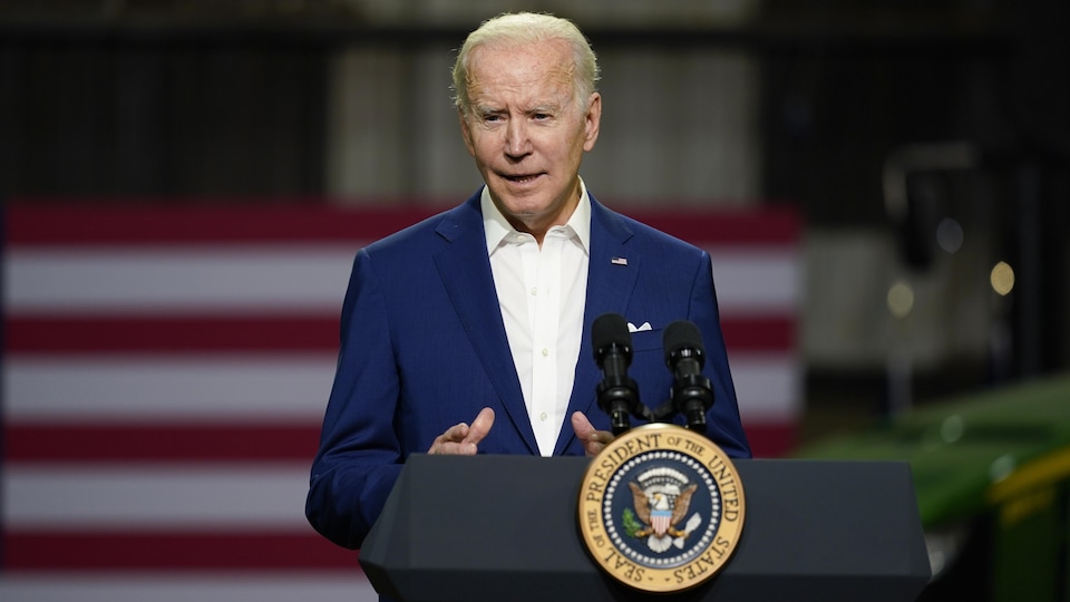 Joe Biden, sans cravate, à un lutrin