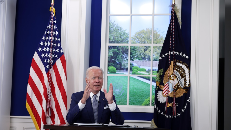 Joe Biden assis à un bureau.