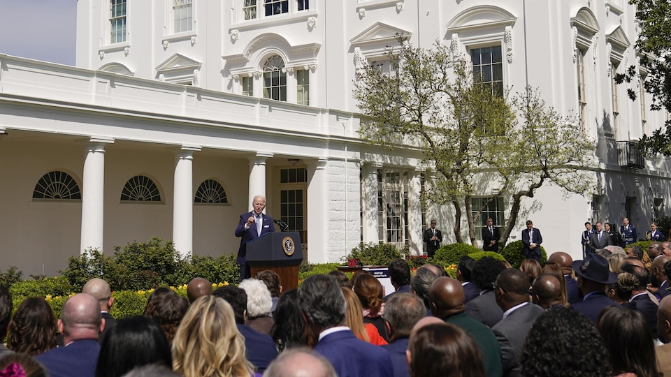 Joe Biden, devant un lutrin, s'adresse à une foule réunie dans la roseraie de la Maison-Blanche.