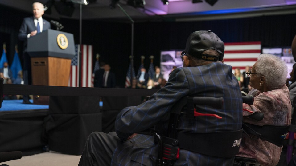 Hughes Van Ellis et Viola Fletcher, vus de dos et de profil, assis, écoutent Joe Biden.