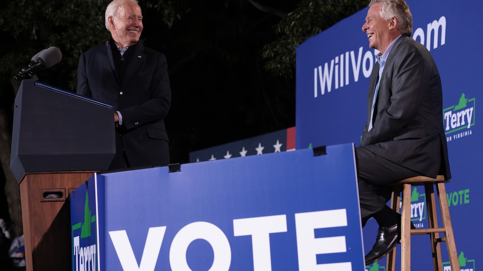 Joe Biden et le candidat démocrate au poste de gouverneur de la Virginie, Terry McAuliffe, lors d'un événement électoral.