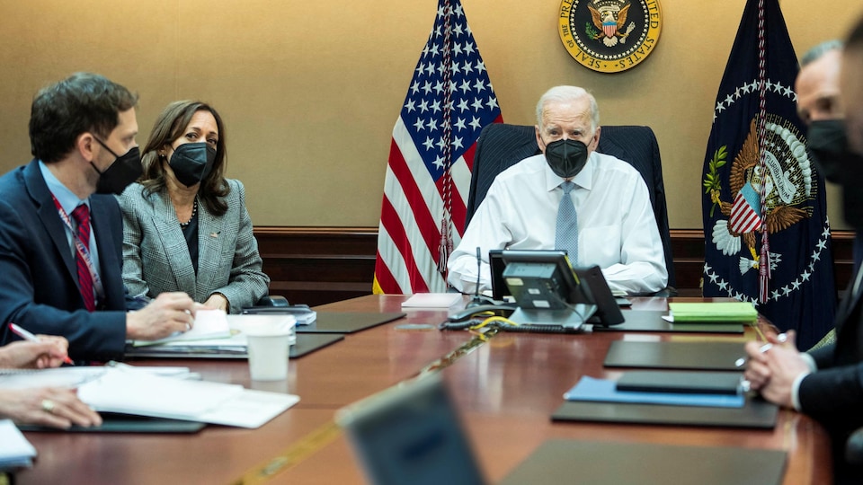 Le président américain Joe Biden assiste à une opération militaire contre le chef du groupe armé État islamique (EI) en Syrie depuis la salle de crise à Washington, le 3 février 2022.