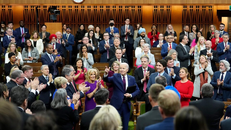 Le président américain Joe Biden reçoit les applaudissements des parlementaires après s'être adressé à la Chambre des communes à Ottawa, le vendredi 24 mars 2023.