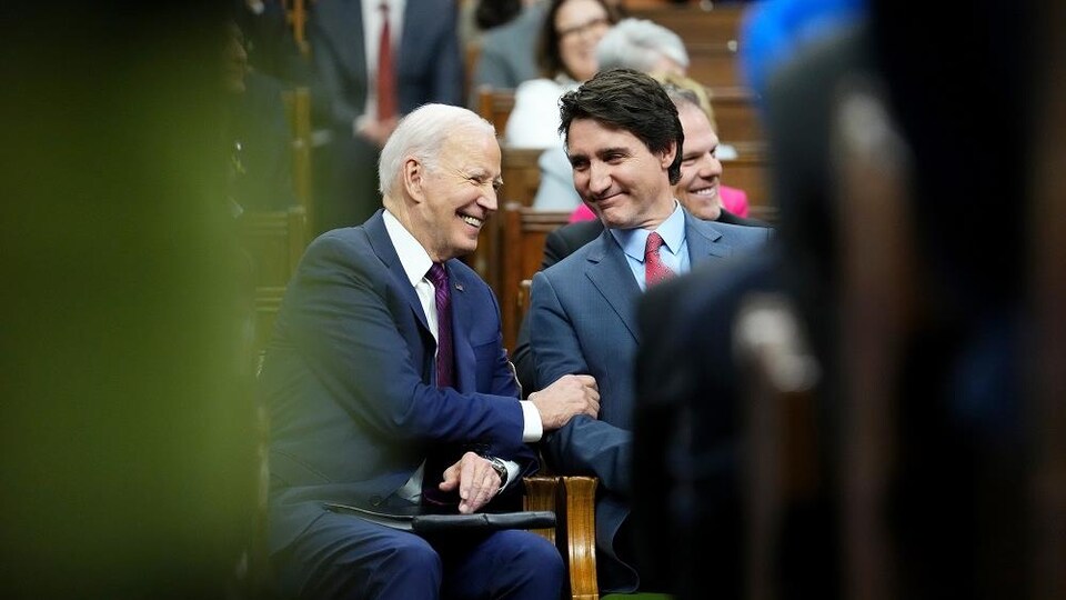 Le premier ministre Justin Trudeau et le président américain Joe Biden semblent échanger une plaisanterie après le discours de M. Biden à la Chambre des communes, sur la colline du Parlement à Ottawa, le vendredi 24 mars 2023.
