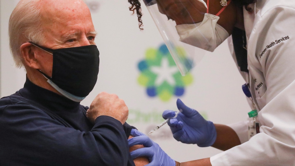 Une infirmière vaccine le président désigné des États-Unis, Joe Biden.