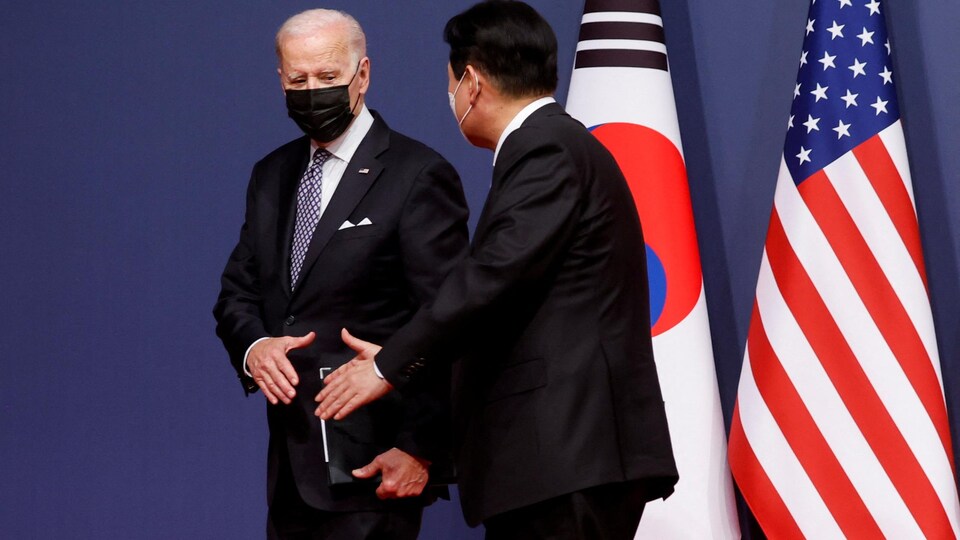 Joe Biden and Yoon Suk-yeol shook hands at a press conference.