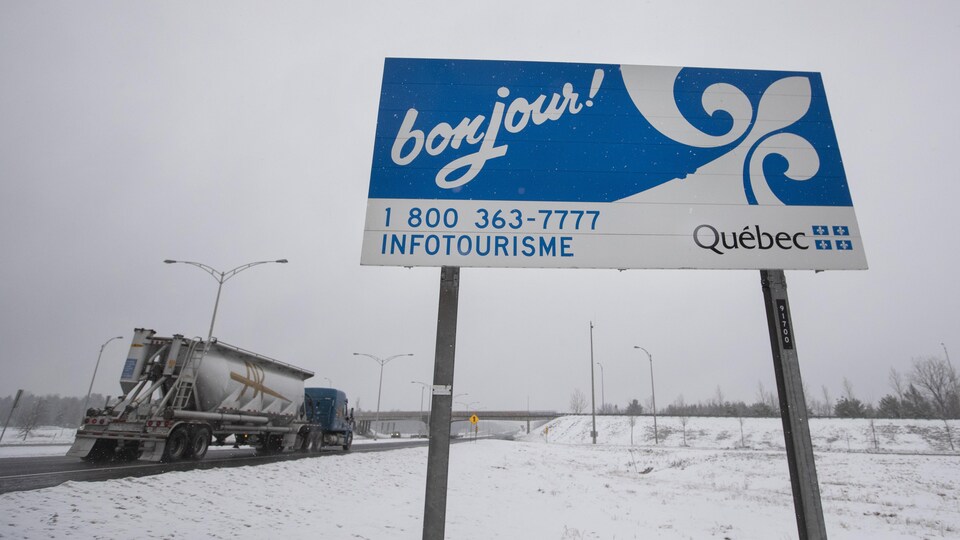 Pancarte « Bonjour Québec » à proximité de la frontière Canada–États-Unis à Saint-Bernard-de-Lacolle.