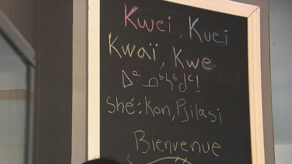 Un tableau noir où est écrit Bienvenue en plusieurs langues autochtones.