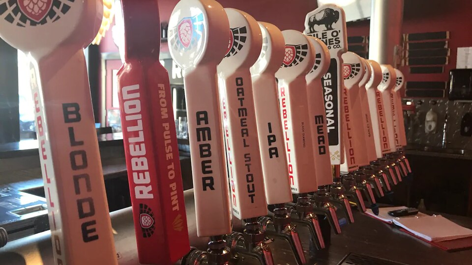 Une sélection de bières artisanales de l'entreprise Rebellion Brewing.