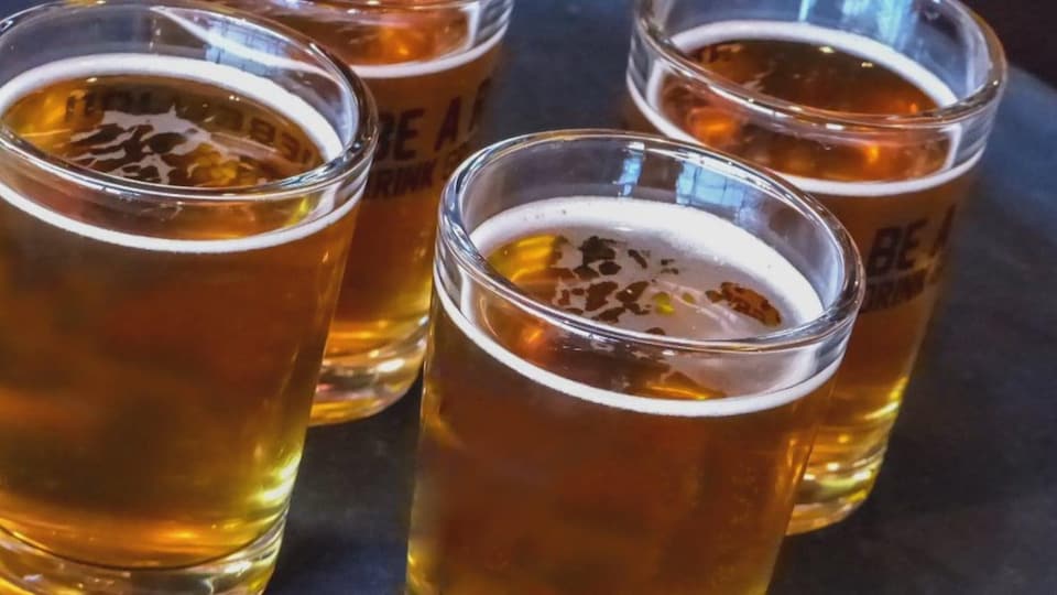 Des verres remplis de bière.