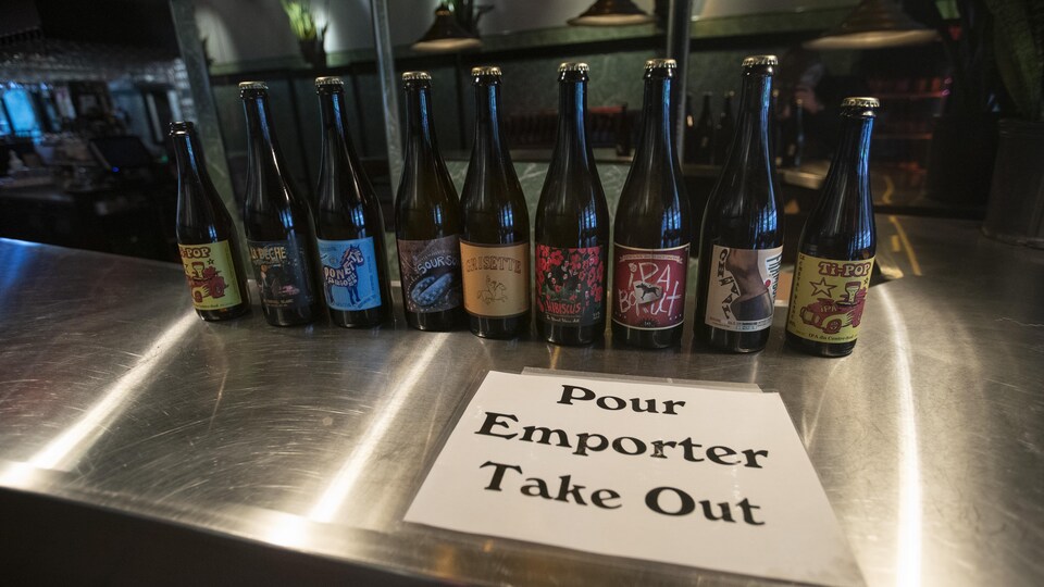 Des bouteilles de bière sur un comptoir.
