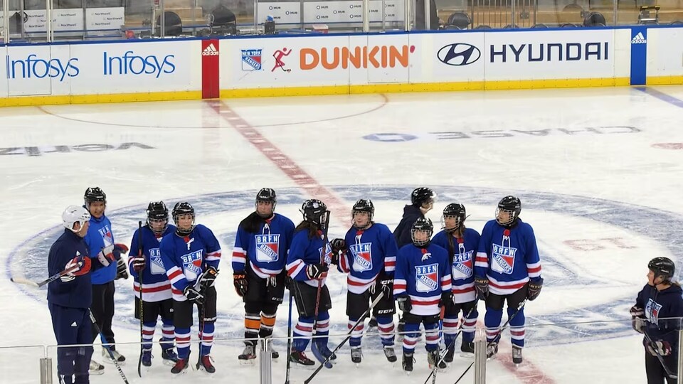 Des joueuses des Rangers de la Première Nation Big River au Madison Square Garden.