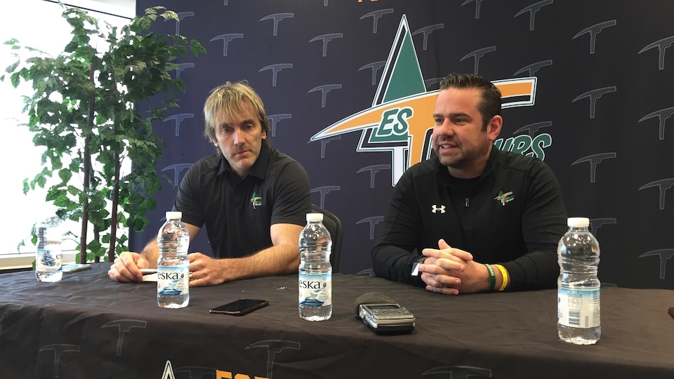 Deux hommes sont assis derrière une table à l'image des Foreurs de Val-d'Or lors d'une conférence de presse.