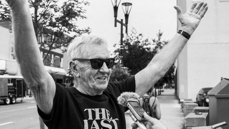 Bill Avis en plein récit devant le lieu où se trouvait l'hôtel Radio, à Rouyn-Noranda