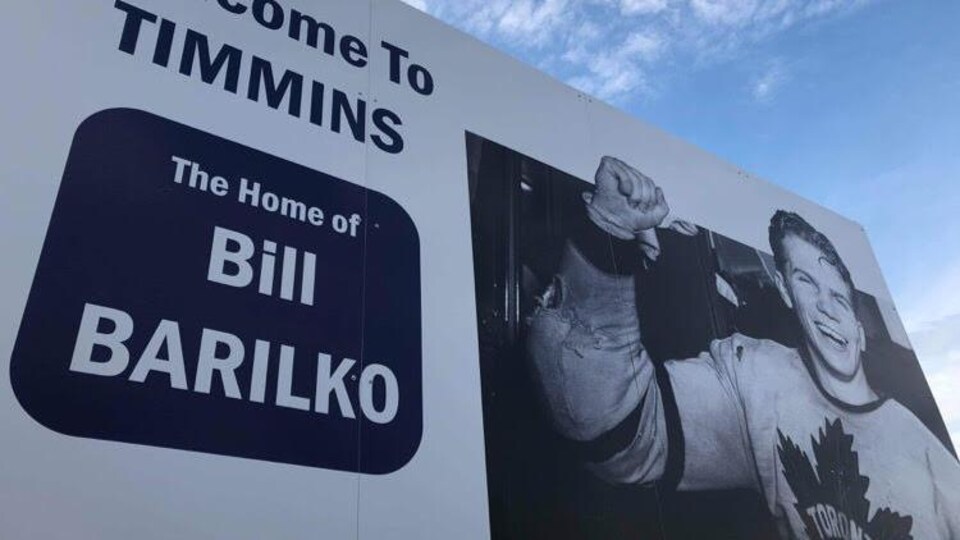 Une pancarte avec la photo de Bill Barilko