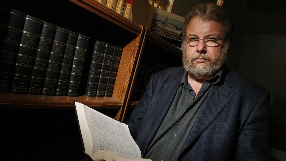 Bill Blaikie, photographié dans son bureau devant une bibliothèque en mars 2007. 