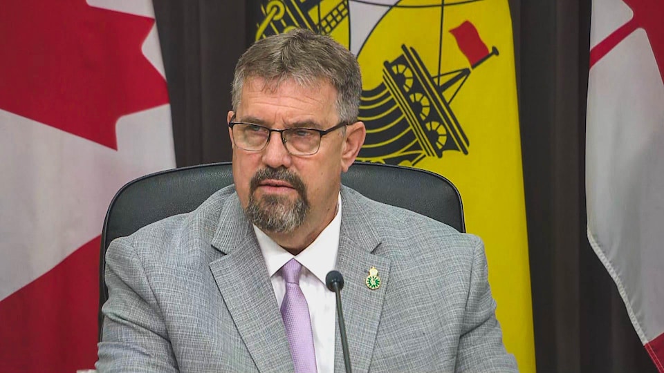 Bill Hogan lors d'une conférence de presse.