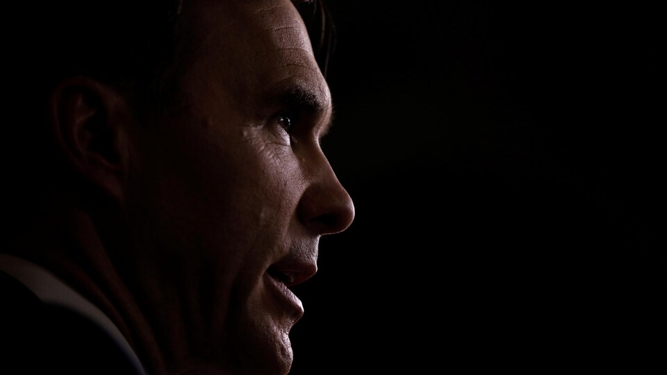 Le ministre fédéral des Finances, Bill Morneau, est interviewé dans le foyer de la Chambre des communes à la suite de la présentation de son troisième budget, le 27 février 2018.
