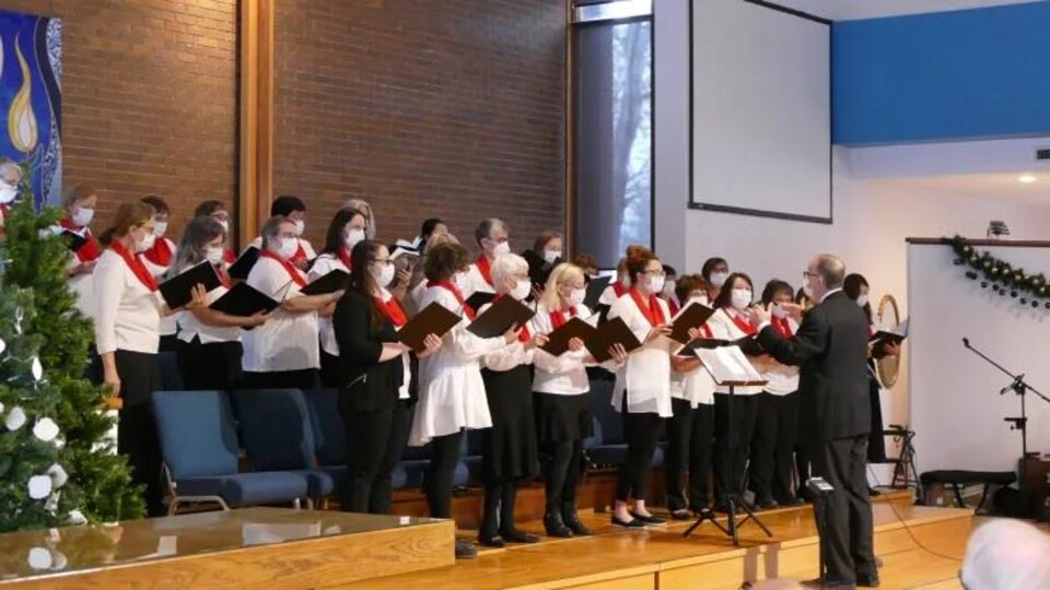 La chorale des infirmières de Winnipeg performe sur scène.
