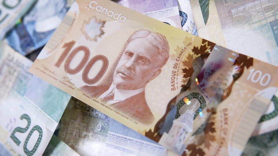 Des billets de banque en devise canadienne.