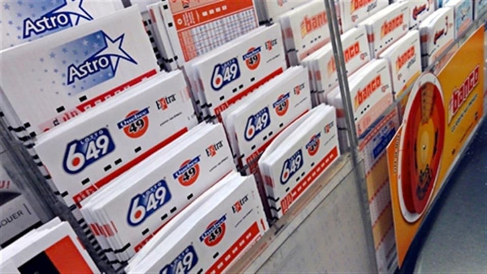 Des billets Loto-Québec dans un présentoir.