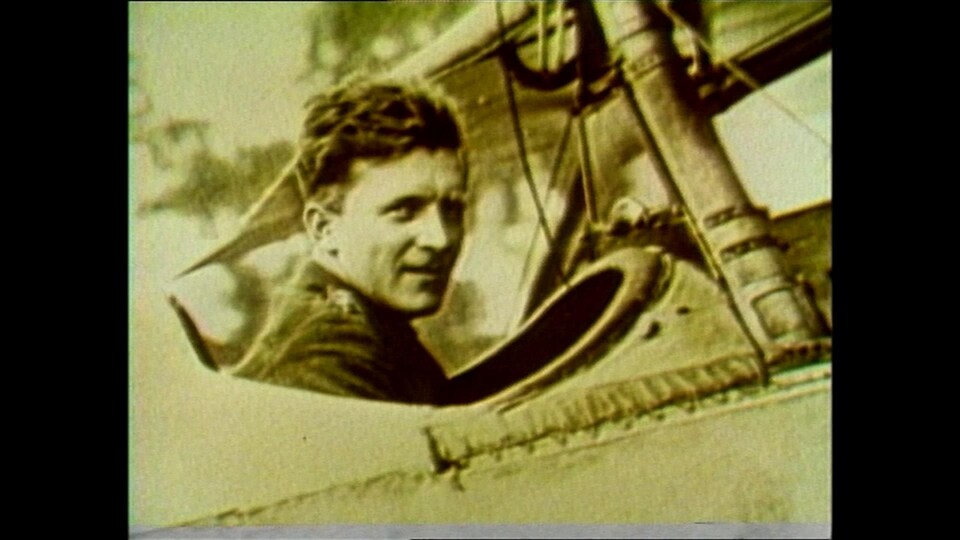 Un homme assis dans le cockpit d'un bilpan.