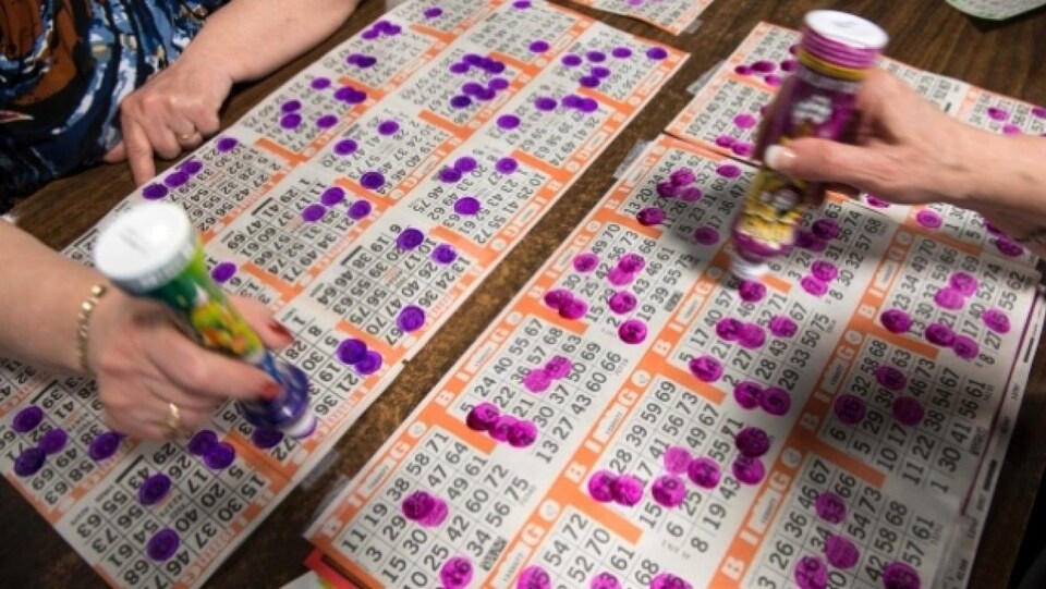 Deux joueuses remplissant leur carte de bingo.