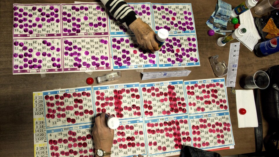 Deux personnes jouent au bingo face à face.