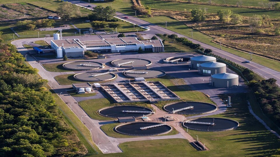 Vue aérienne des installations, comptant plusieurs immeubles et des silos.