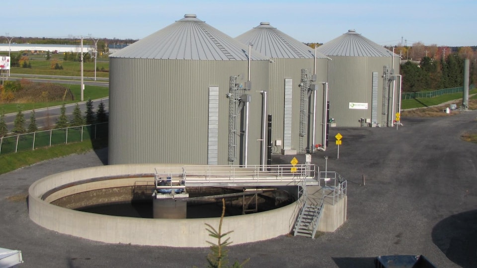 Vue panoramique de trois silos.