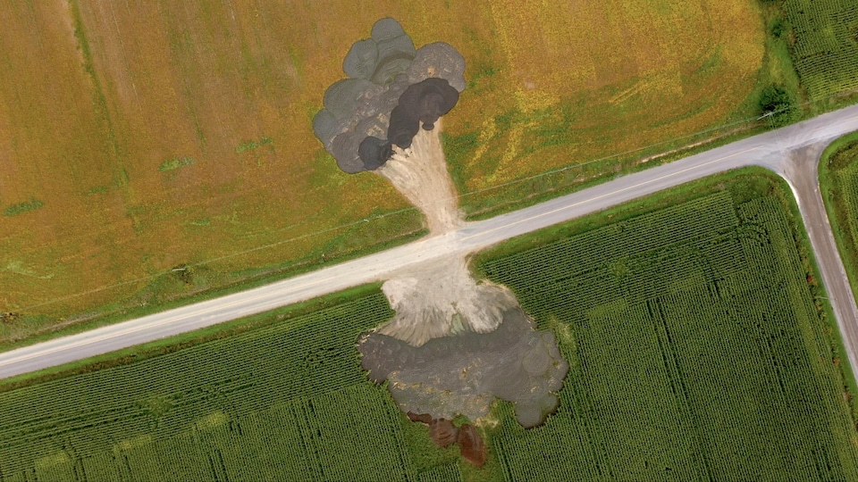 Vue aérienne de biosolides stockés dans deux champs.