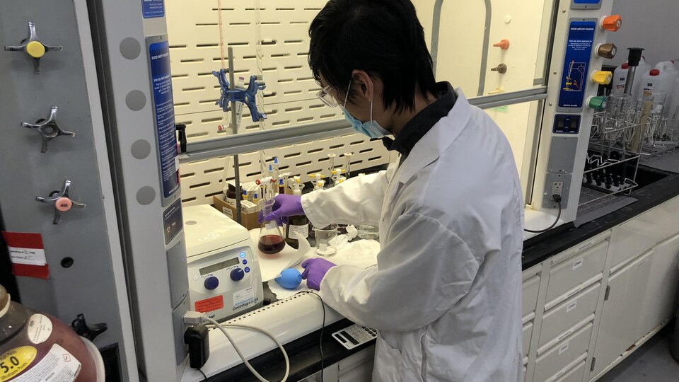 Un employé de Biovectra travaille dans un laboratoire.