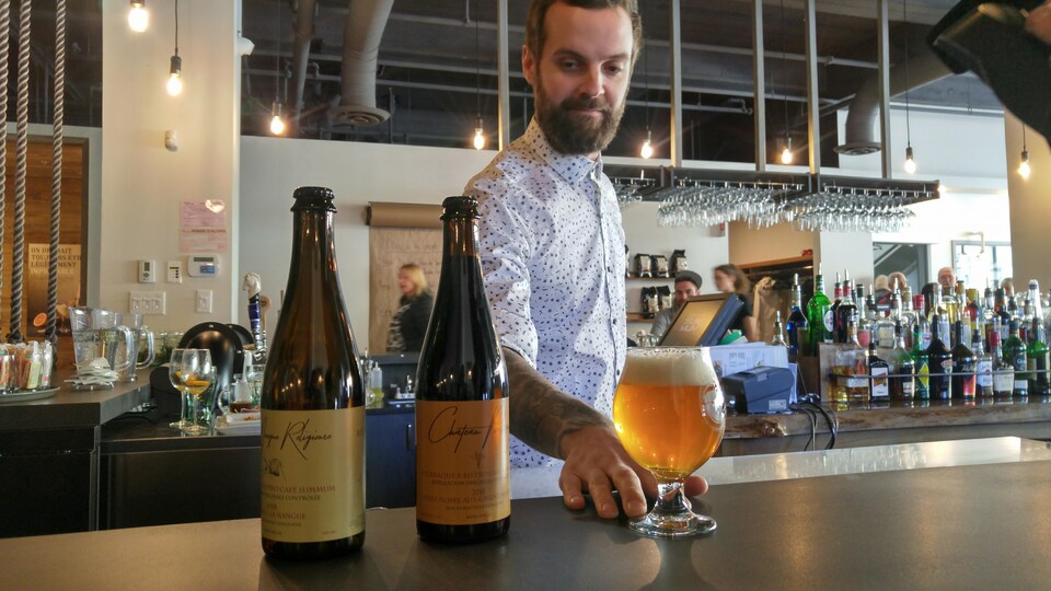 Bénédict Morin sert un verre de bière