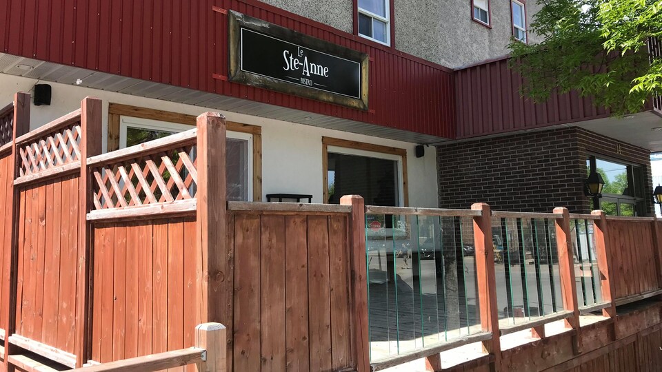 Une terrasse de restaurant nommé Le Ste-Anne.