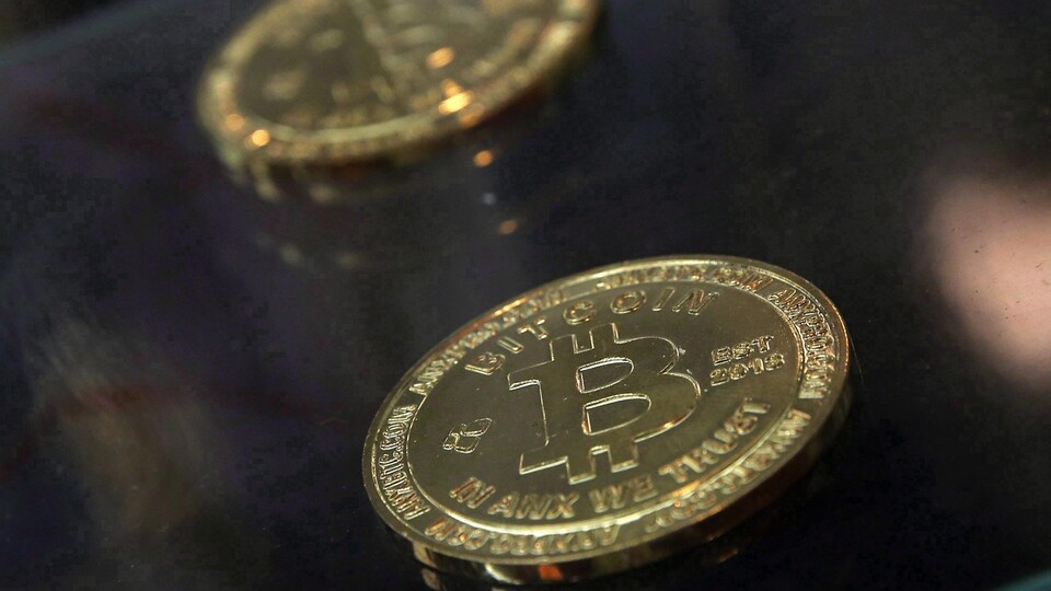 Deux pièces de Bitcoin.