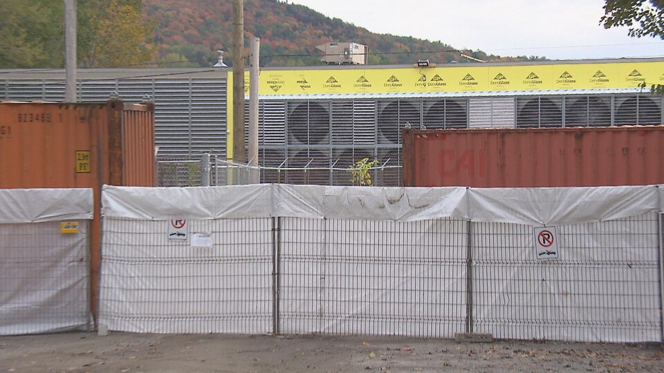 Les ventilateurs de Bitfarms cachés en partie par des conteneurs.