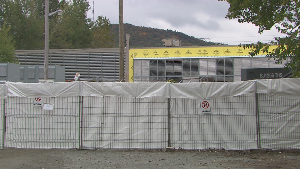 L'usine Bitfarms derrière une barrière.
